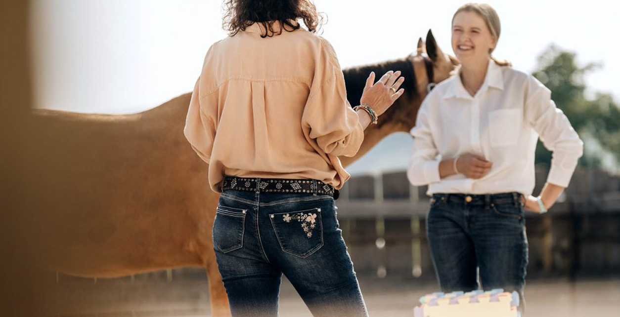 Pferde als Spiegel des Menschen: Reflexion von Kommunikation, Führung und Teamverhalten im tiergestützten Coaching